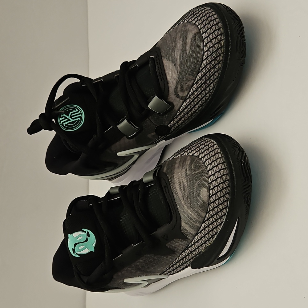 Nike Kyrie 8 Go (GS) Kids 3.5Y Black White Light Menta New